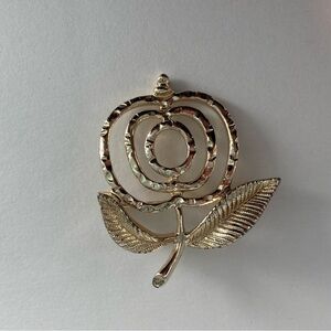 Sarah Coventry Vintage “Saucy” Apple Brooch Pin Gold Toned 1.75" x 1.5" Openwork